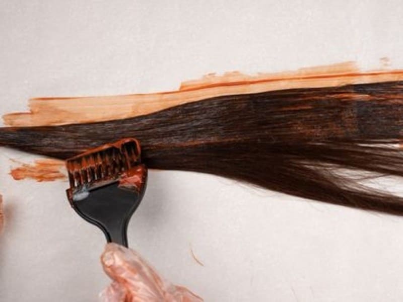 Dying clip in hair extensions: Apply the hair dye evenly to the clip-in hair extensions 