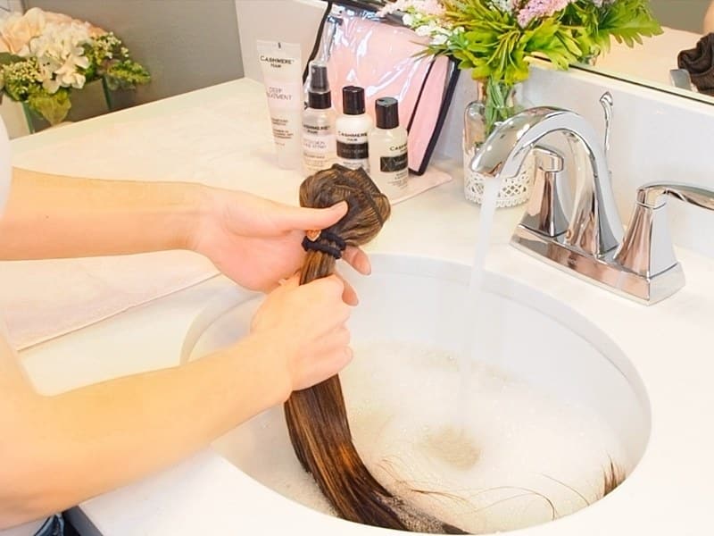 Rinse the hair thoroughly to remove hair dye 