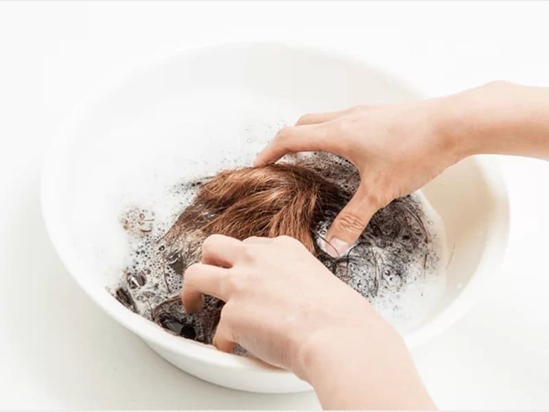 Shampooing your topper gently