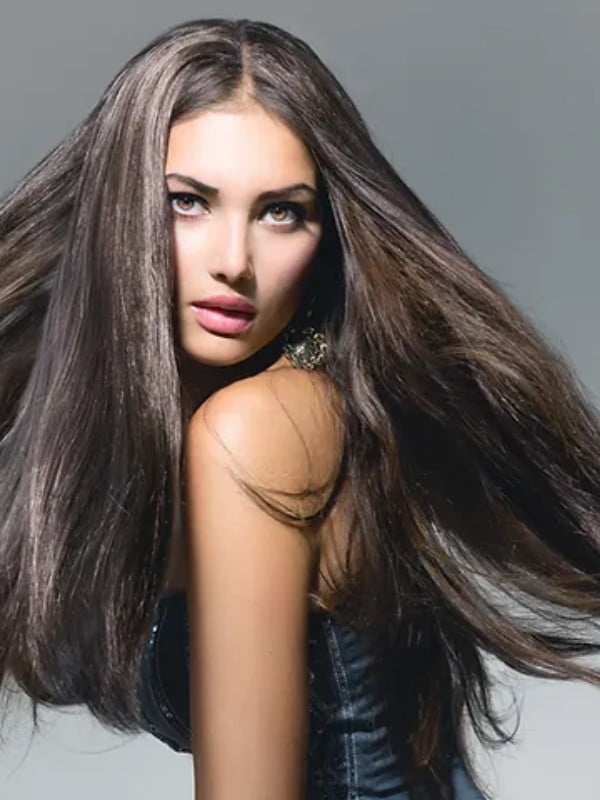 Flowing straight hair is meant for an elegant layout