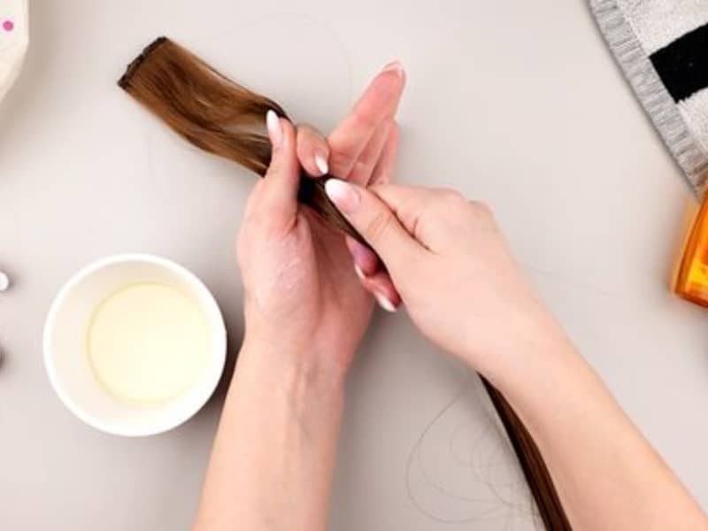 Applying detangling products that are suitable for synthetic hair