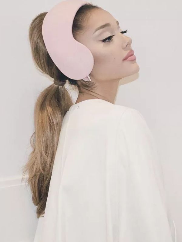 Ariana opts for a low ponytail adorned with a stylish headband