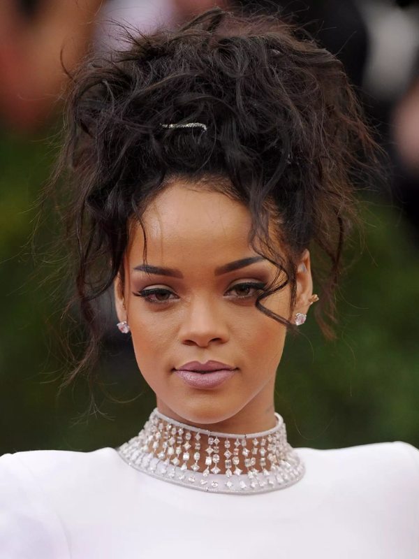 Her silver hair accessory also paired perfectly with her bejeweled collar