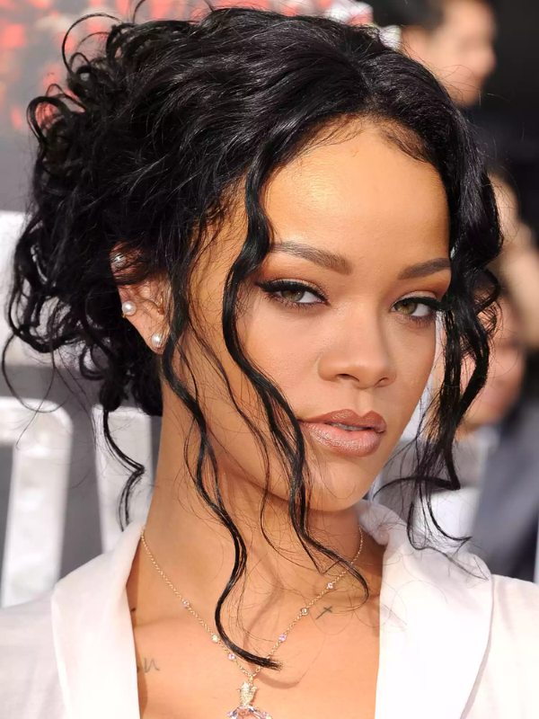 Rihanna's hairstyle at the 2014 VMA demonstrates her versatility