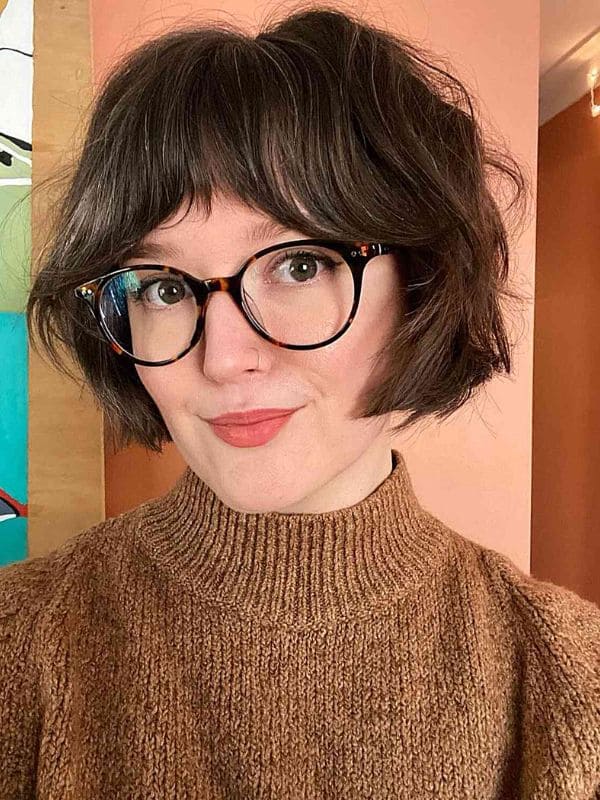 A French bob with tousled bangs should ideally reach the lips