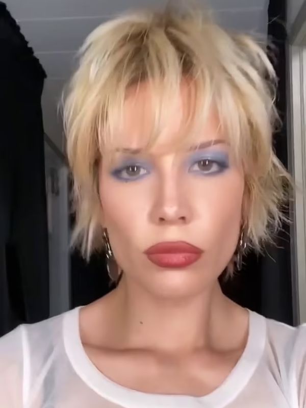 Halsey Hairstyles - 90s-inspired blonde mullet