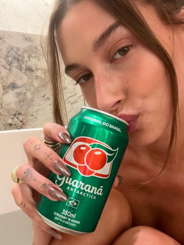 A Hailey Bieber no makeup photo from her bathtub