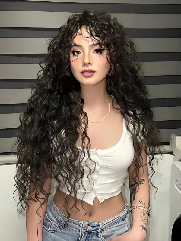 There aren't many natural Vietnamese women’s curly hair