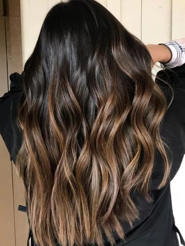 This ombré transitions into soft, honey-toned ends that radiate warmth