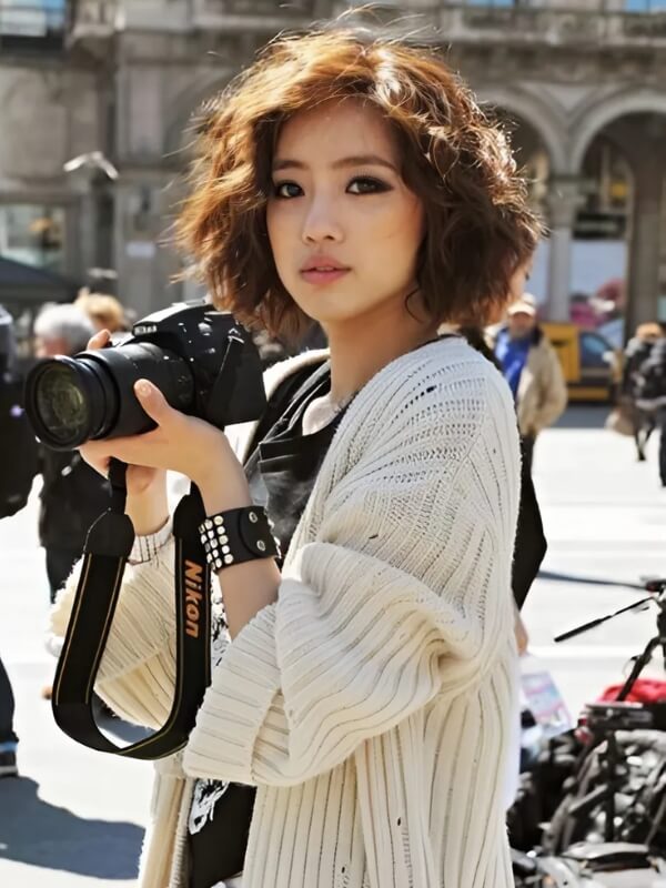 Wavy short hair brings a playful, feminine touch, with soft waves